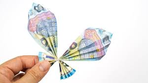 Zur Hochzeit Zur Geburt Oder Zum Geburtstag Dieses Video Zeigt Euch Wie Ihr Aus Einem Geldschein Ei Geld Falten Schmetterling Geld Falten Geldscheine Falten