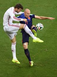 Sigue en vivo holanda vs españa, en amistoso internacional 2020. Pique Y Robben Luchan Por El Balon Espana Holanda 1 5 World Cup 2014 World Cup Groups World Cup