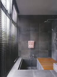 Wanne Dusche Kombination Badezimmer Matt Graue Fliesen Jalousien Badewanne Mit Dusche Badezimmer Moderne Badezimmerideen