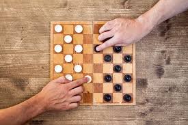 Jaque mate! después de ganar un intenso juego estratégico, prueba uno de nuestros muchos juegos de ajedrez nuestros juegos de ajedrez son divertidos y fáciles de aprender. Fabrica El Juego De Las Damas Con Material Reciclado Ava