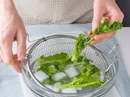 Una volta acquistato, potete decidere di eliminare con un po' di impegno la parte più esterna che lo ricopre (come per le carote, non si tratta di una vera buccia) per poi consumare la polpa sia cruda che. Pulire E Cucinare Le Cime Di Rapa O Friarielli Sale Pepe