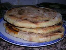 Il s'agit d'une sorte de poêlée de poivrons ou de piments verts ou rouges, tomates, oignons et à laquelle s'ajoutent à la fin des œufs. Mtabga Wikipedia