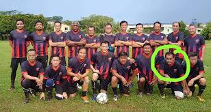 Ada total 11 pemain per tim di lapangan pertandingan. Lelaki Maut Dipanah Petir Ketika Main Bola