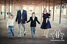 Pin By Rebekah On Inspiring Photos Family Family Posing Family Photoshoot Family Portraits