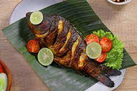 Salad sayur yang ditambah potongan daging, paprika, tomat, dan keju. Resep Ikan Bakar Kecap Menu Makan Malam Keluarga Hari Ini