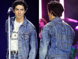 Jonas Brothers em SP: Joe Jonas usa jaqueta escrita “O HEXA VEM”