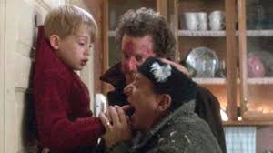 Joe Pesci Actually Bit Macaulay Culkin While Filming This Home Alone Scene The Stranger Movie Movie Facts Movie Quotes