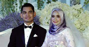 Tahniah diucapkan kepada ummi nazeera yang telah pun selamat bergelar isteri kepada dr mohd izzar anwari abdul khani dalam sebuah majlis pernikahan tertutup pada 23 julai lalu. Delighted With New Role