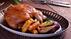 See more of cocinamos contigo on facebook. Cochinillo Asado Acompanado De Patatas Sergio Fernandez Receta Canal Cocina Asado Recetas De Comida Comida Etnica