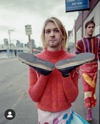 Kurt Cobain And Chris In Back Ground Of Nirvana Nirvana Kurt Cobain Nirvana Kurt Donald Cobain