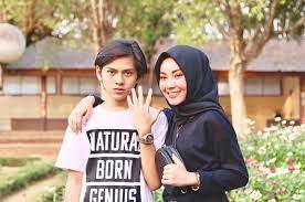 Check spelling or type a new query. Bungsu Kesayangan 10 Potret Kedekatan Rey Bong Dan Kakak Perempuan
