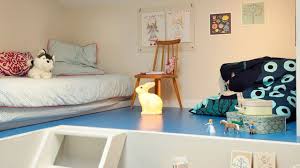 Les angles de la chambre laissent beaucoup de place pour l'imagination. Petite Chambre Enfant Sous Combles Cote Maison