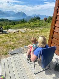 Det har kome nye røyster til no, i diskusjonen om 22. Sylvi Listhaug Liten Pause Fra Bobilturne Koser Oss Med Fjelltur Pa Sunnmore Facebook