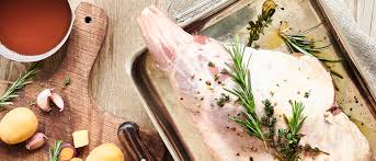 Cosciotto di agnello da latte ripieno, aromatizzato al tartufo selenico. Manor Cosciotto Di Agnello Al Forno Con Verdurine Primaverili