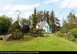 Schones Haus Im Fruhjahr Garten Lizenzfreies Foto 17776756 Bildagentur Panthermedia