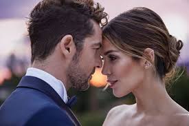 Desde que se conocieran en 2016, el cantante almeriense ha declarado que se siente profundamente enamorado de ella y la califica como. David Bisbal Y Rosanna Zanetti Anuncian Con Una Tierna Imagen Que Van A Ser Padres Actualidad Los40