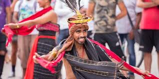 Agama dan budaya terintegrasi dalam pandangan hidup, sistem sosial, budaya, dan dari konteks budaya, tradisi maulud menjadi praktek keagamaan yang kental dengan integrasi 1994. Polewali Mandar Gelar Pifaf 2019 Event Pertukaran Budaya Dan Seni Antar Bangsa Kapanlagi Com