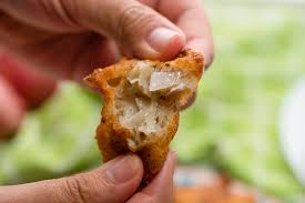 Menu ini diberikan nama sebegitu disebabkan bahan perisa tambahan yang dicampurkan bersama tepung gandum tersebut iaitu ikan bilis kering. Resepi Cucur Ikan Bilis Bawang Paling Crispy