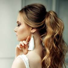 In estate si può essere eleganti anche con i capelli legati, utilizzando magari qualche elastico particolare. 1001 Idee Per Acconciature Per Capelli Medi Con Foto