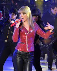 Taylor Swift And Harry Styles Hold Hands Post New Year S Eve Kiss Taylor Swift New Taylor Swift Taylor Swift Pictures