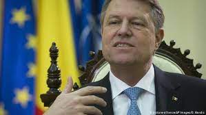 Klaus iohannis walking past an honour guard at his presidential inaugural ceremony in bucharest …ahead of his chief challenger, klaus iohannis, the mayor of the transylvanian city of sibiu and a. Diskriminierung Iohannis Soll Bussen Aktuell Europa Dw 20 05 2020