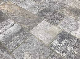 Pave Travertin Gris Cendre Nuances De Gris Bca Materiaux Anciens Travertin Parement Pierre Exterieur Terrasse Pierre Bleue