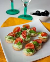 горячие бутерброды с колбасой сыром и яйцом на сковороде Kanape S Kremom Iz Fety I Pesto S Tomatami Recept Eda Mini Zakuski Zakuski