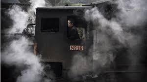 Minyak hitam perlu ditukar, kita tidak menukarkan minyak hitam kereta kita. Sekilas Potret Kereta Uap Yang Masih Jadi Andalan Di China