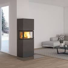 Der Kamin Nordpeis Cannes Gewahrt Von Drei Seiten Eine Schone Sicht Auf Die Flammen Den Kamineinsatz Gibt Es In Z Nordpeis Treppenverkleidung Kamin Wohnzimmer