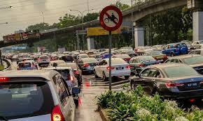 Kesesakan dalam erti kata literal mungkin merujuk kepada lalu lintas, terlalu banyak kereta di lebuh raya yang sama atau terlalu banyak pejalan kaki di laluan mendaki. Definisi Sebenar Caj Kesesakan Careta