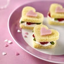 Como Hacer Bocaditos De Pan De Miga En Forma De Corazon Valentines Food Food Love Food