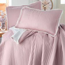 Tek kişilik yatak örtüsü modelleri arasında her zevke uygun modern ve kullanışlı bir model mutlaka var. Evim Home Ponponlu Tek Kisilik Yatak Ortusu Takimi Pudra Evidea