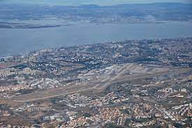Lá encontrarás a caza das vellas loreto, que é uma loja, como o nome sugere, com velas que existe no mesmo lugar desde 1789. Aeroporto Humberto Delgado Wikipedia A Enciclopedia Livre