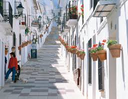 Spain, formally the kingdom of spain, is a country in southwestern europe with some pockets of territory in africa across the strait of gibr. ã‚¬ã‚¦ãƒ‡ã‚£ã¨ã‚¹ãƒšã‚¤ãƒ³ã®å»ºç¯‰ ã‚¹ãƒšã‚¤ãƒ³è¦³å…‰ã‚¬ã‚¤ãƒ‰ é˜ªæ€¥äº¤é€šç¤¾
