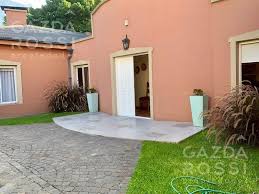 Casa amplia de dos pisos con potencial para remodelar, casa habitación o comercial. Gazdarossi Propiedades Casa En Venta En Lomas De Zamora Molina Arrotea 780