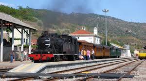 A máquina já está a aquecer e os passageiros vão escolhendo o lugar, de preferência à janela do lado do rio. Ja Visitou O Douro A Bordo Do Comboio Historico Bom Dia Alemanha