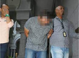 Seorang lelaki yang menjadikan anak kandungnya sebagai pemuas nafsu sejak berusia enam tahun direman selama tujuh hari pada sabtu. Bapa Didakwa Rogol Dan Liwat Anak Perempuan Berusia 15 Tahun Sebanyak 600 Kali Lobak Merah