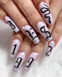 El esmalte de uñas negro es la elección perfecta para cualquier diseño de uñas. Potonji Spanjolski Prst Unas Decoradas Con Letras Aug American Com