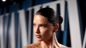 Oscar 2020: Adriana Lima llegó al after party con vestido Ralph & Russo