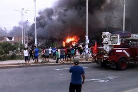 Lanzado el 2 de mayo de 2017, sin sesgos políticos, solo noticias se esta convirtiendo en el blog y la pagina de noticias preferida por los salvadoreños residentes en el salvador y el mundo. Villa El Salvador Incendio Por Explosion De Camion Con Gas Afecta Viviendas Video Noticias Agencia Peruana De Noticias Andina