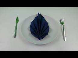 Die anleitung für den einfachen tafelspitz geht immer, ist schnell und einfach umzusetzen und ein echter klassiker unter eine bestecktasche aus servietten zu falten ist einfach und mit wenig aufwand umzusetzen. Facher Blatt Servietten Falten Anleitung Papierservietten Einfach Und Schnell Dekorien Diy Yo Servietten Falten Anleitung Servietten Falten Servietten