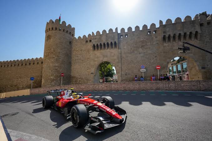Mercedes marca el ritmo en Bakú: Russell domina las prácticas libres del GP de Azerbaiyan.