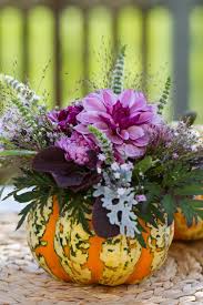 Herbstliches Blumengesteck Im Kurbis Blumengestecke Blumen Gestecke Blumen