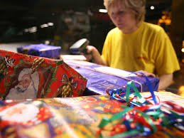 Die packstationen und paketboxen stehen ihnen tag und nacht zur verfügung und sie können dort selbst pakete aufgeben. Weihnachten Pakete Und Briefe Verschicken Wichtige Fristen Und Infos Verbraucher