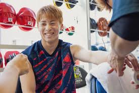 นาโอยะ อิโนอุเอะ #นาโอยะ อิโนอุเอะ: สี่ไฟต์ต่อปีที่น่าทึ่ง - "ฉันอยากชกจริงๆ จิตวิญญาณของฉันยังไม่มอดไหม้ไปเสียทีเดียว" อิโนอุเอะ นักสู้ตัวจริง แชมป์เปี้ยนในหมู่แชมป์เปี้ยน สมควรได้รับการขนานนามว่าเป็น "โฉมหน้าของวงการมวย" อย่างแท้จริง ติดตามบทสัมภาษณ์ล่าสุด ✓ https://amzn.to...