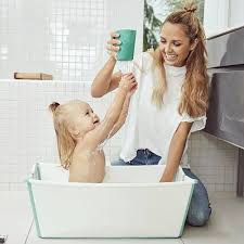 This stokke flexi bath bundle comes with a white bath tub with grey foldings and the newborn support, suitable from birth to 8 months. Stokke Flexibath Newborn Support Bundle With Heat Sensitive Plug