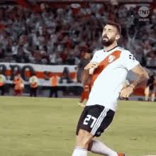 El presidente de la confederación sudamericana de fútbol (conmebol), alejandro domínguez, confirmó que el esperado choque tendrá lugar el domingo, a las 17:00 hora local. River Plate Gifs Tenor