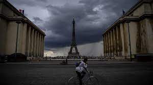 L'ouest continue d'être balayé par des orages. Orages A Paris Un Impressionnant Deluge S Est Abattu Sur La Capitale Et La Tour Eiffel