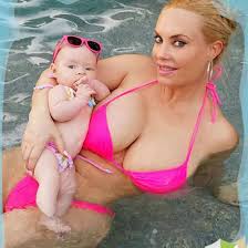 Aug 02, 2021 · when it comes to breastfeeding, coco austin isn't pumping the brakes. Coco Austin Im Bikini Partnerlook Mit Baby Chanel Intouch