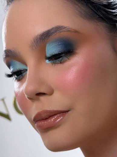 Para las que las que gustan de looks con más protagonismo 🪼💧💦 Formación  integral en Maquillaje profesional y peinados. Duración: 6 meses Matrícula:  $40 Mensualidad: $120 Incluye el 90% de los materiales